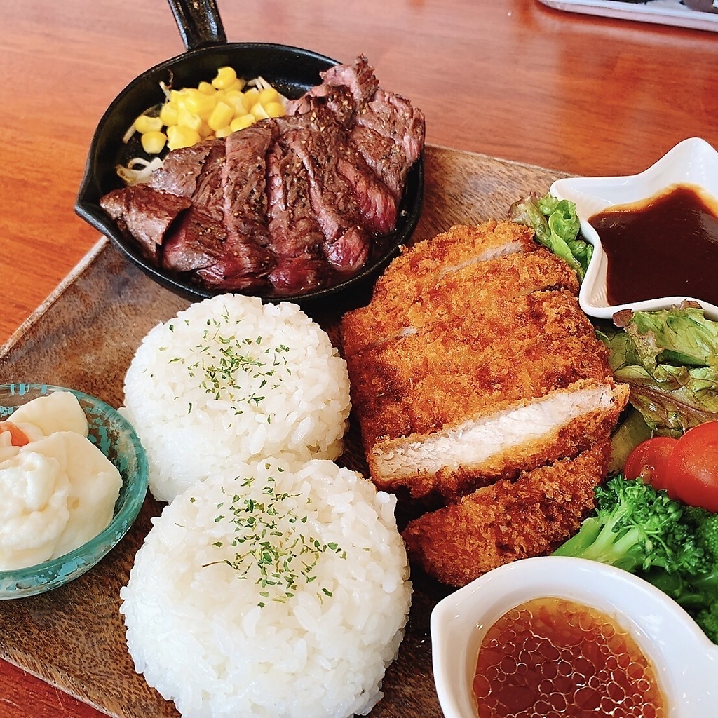 平日限定ランチは鉄板料理にライス・スープ・サラダ付き！オトクにガッツリお腹いっぱい召し上がれ♪