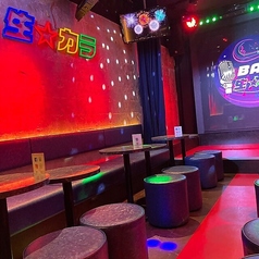 夜遅くまで営業しているカラオケバーは、仕事帰りや深夜のリフレッシュにぴったり。静かな夜の街で、気兼ねなく歌ったりお酒を楽しんだりできる大人の隠れ家です。疲れた心も体もリセットできます。音響や照明も夜の空間に映え、非日常のワクワク感を存分に体験できる、夜型の楽しさ満載のカラオケバーです。