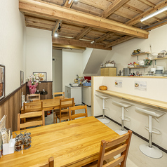 スパイスの香りで食欲がそそられる1階テーブル席