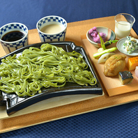 <アカモク>を練りこみ石垣瓦で焼く名物「石垣藻うどん」