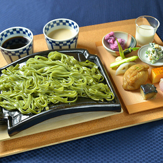 <アカモク>を練りこみ石垣瓦で焼く名物「石垣藻うどん」の写真