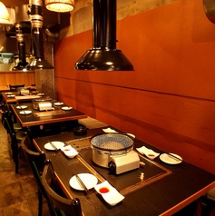 【4名テーブル／6名テーブル】明るい雰囲気の店内で、楽しくお食事をお楽しみください♪