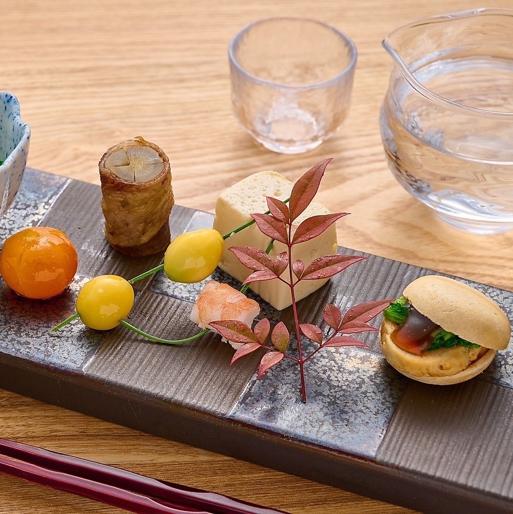 料理と相性抜群の繊細な味わいの日本酒をご用意。他のお酒もあり、各種コースに追加で飲み放題も可能