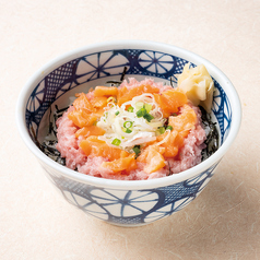 サーモンとねぎとろ丼