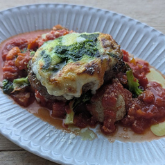 彩り野菜とトマトソースとバジルチーズのハンバーグ