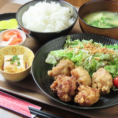 おすすめ定食メニュー「もつ鉄板定食」と「唐揚げ定食」
