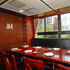 【5～8名様用】メインダイニングより少しだけ照度を落とした、大変落ち着いた空間となっております。気の知れるお仲間内・ご家族などのご会食にぜひご利用下さい。#東京#銀座#有楽町#飲み放題#居酒屋#洋食#肉料理#個室
