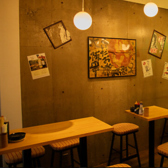 【落ち着いた雰囲気の店内でゆったり過ごせる☆】柔らかな照明と明るい色の木目が、やさしく落ち着いた雰囲気を演出しています。店内には80年代の懐かしい曲から現代のヒットソングまでさまざまな曲が流れており、会話を盛り上げてくれます♪テラス席もございますので、目的に合わせてお席をお選びください！