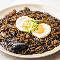 目玉焼き付き♪大皿焼きチャジャン麺はシェアにおすすめ