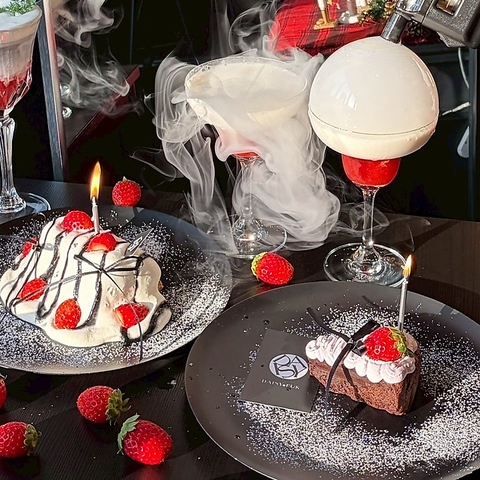モノトーンな雰囲気の隠れ家カフェが深夜まで愉しめるお店DAISY