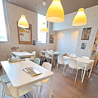 こぢんまりとアットホームな落ち着ける店内でのんびり♪