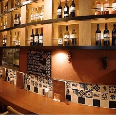 【カウンター席:1~6名様】ゆっくり時が流れる空間。おひとり様やデートにおすすめ◎雰囲気抜群の店内で極上のワインタイムを。壁一面に飾られたワインが彩るお洒落な空間と、心地よい程よいライトが特別な夜を演出します。 特等席のカウンター席で、くつろぎながらゆったりとワインをご堪能ください。