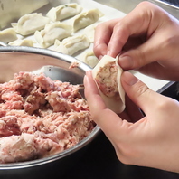 毎日丁寧に手包みの餃子は別格に美味いので注文必須！
