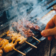 一本一本丁寧に焼き上げた自慢の焼鳥と自家製つくね