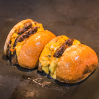 【半分に切ったバーガーを2度焼き！？】