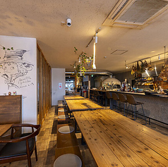 モダンで落ち着いた雰囲気の2名掛けシート。デートやご友人とのランチなど、少人数でゆったり過ごす時間にぴったり。