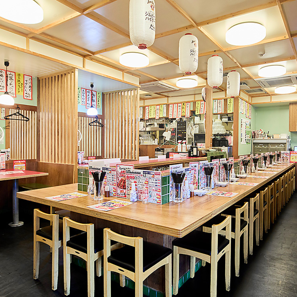 明るく開放感のある店内