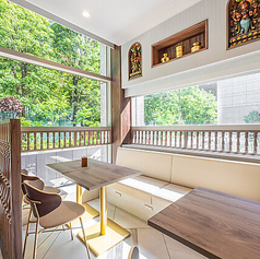 4名様がけのテーブル席が2卓ございます。お昼は食堂、夜はバーとしてご利用いただけますので、お仕事仲間とのお食事やご友人との一杯にぜひご利用ください。