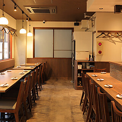 貸切は、着席時40名様/立食時50名様まで対応可能◎落ち着いた雰囲気の中、会社宴会やイベントなどにも幅広く対応いたします。一体感のあるレイアウトで、料理や会話をお楽しみいただけます。人数やご予算などは気軽にご相談ください！ ※写真は「立川店」です。