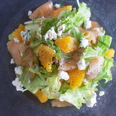 季節のサラダ　スモークサーモンと柑橘