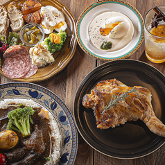 スパイス香る濃厚カレーと豪快チキンに舌鼓！彩り豊かな一皿で心もお腹も満たされる至福のひとときをの写真