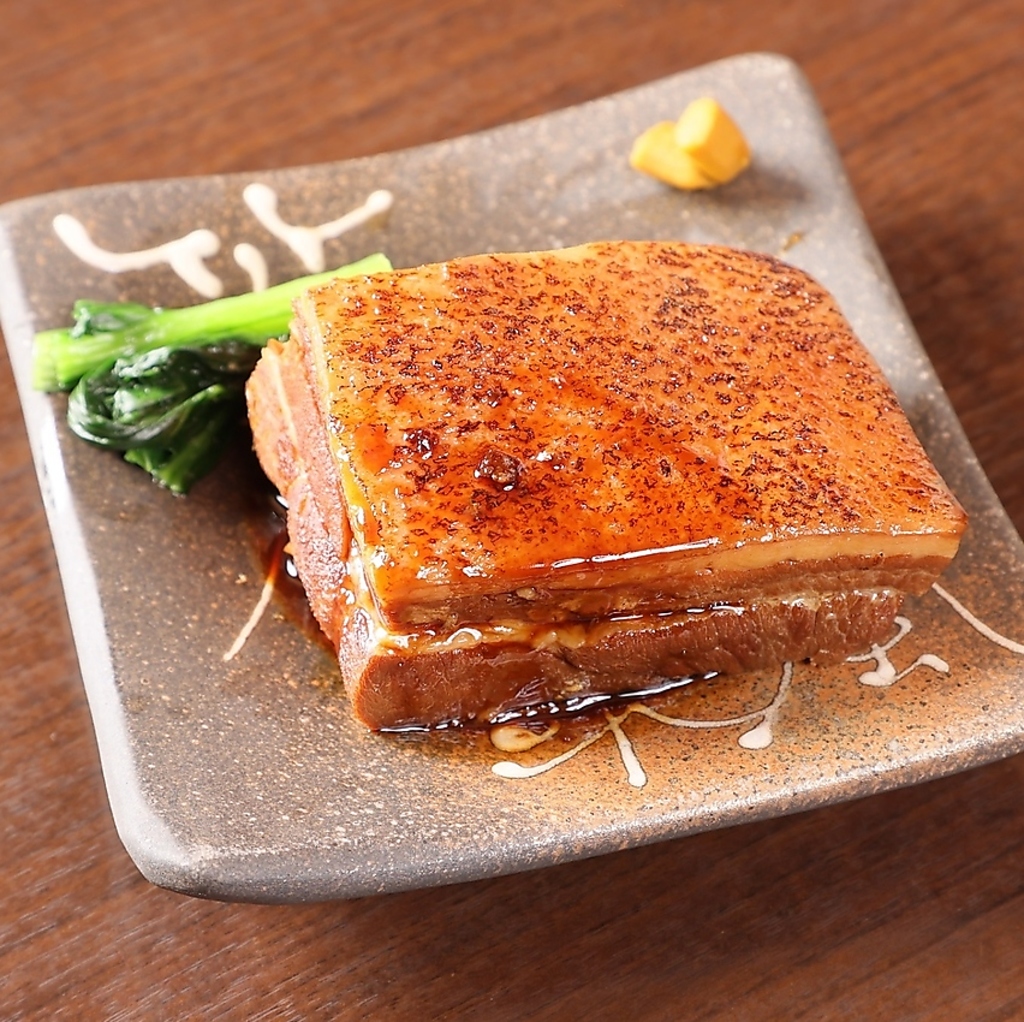 当店おすすめの「名物ラフテー」。沖縄黒糖と琉球泡盛で豚の三枚肉を煮込んだ一品となっております。