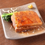 当店おすすめの「名物ラフテー」。沖縄黒糖と琉球泡盛で豚の三枚肉を煮込んだ一品となっております。