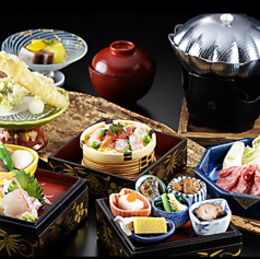 前菜盛りから鮮魚2種・ちらし寿司・和牛ロース鍋などを味わう豪華御膳『三段御膳 乙姫』