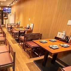 広々とした店内には、ゆったりとお食事を楽しめるテーブル席をご用意しております。ご友人同士の気軽な飲み会やご家族でのお食事、会社のご宴会まで、幅広いシーンでご利用可能！肩肘張らずくつろげる空間で、美味しい料理とドリンクをご堪能ください。