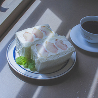 季節のあんクリームサンドの桃は毎年大人気！