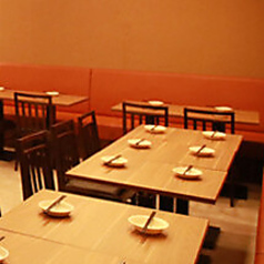 6名様までご利用可能なテーブル席は、ゆったりとしたスペース。家族とのお食事や友人との飲みなど、存分にお楽しみいただけます◎