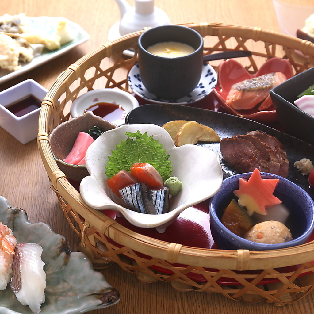 ランチで人気の花かご御膳。