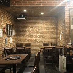 ～4名様でご利用いただけるテーブル席となっております。広々としたテーブルですので、お出かけ帰りなどお手荷物が多くても安心◎