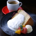 料理メニュー写真&nbsp;米粉のシフォンケーキ 季節のフルーツとアイスクリーム添え