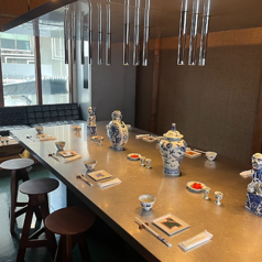 【2階テーブル(貸切イメージ)】友人や同僚との飲み会など、大人数でのご利用にもピッタリな10名様用のテーブル席もご用意しております！テーブル席は貸切でのご利用も可能。まずはお気軽にお店までお問い合わせください。