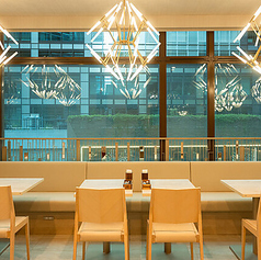 2名様がけのテーブル席が4卓ございます。デートや記念日など、大切な方とのゆったりとしたお食事にご利用ください。