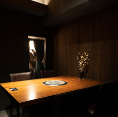 2名様掛けのテーブル席を1卓ご用意いたしております。大切な方との特別な時間をごゆっくりお過ごしいただくのに最適です。