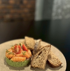 サーモンとアボカドのタルタル