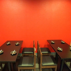 【4名～8名様テーブル席】赤い壁がスタイリッシュ!!!4名様から8名様までOKのテーブル席です。【梅田 女子会 貸切 個室 飲み放題 食べ放題 食べ飲み放題 肉バル 居酒屋 デート 誕生日】