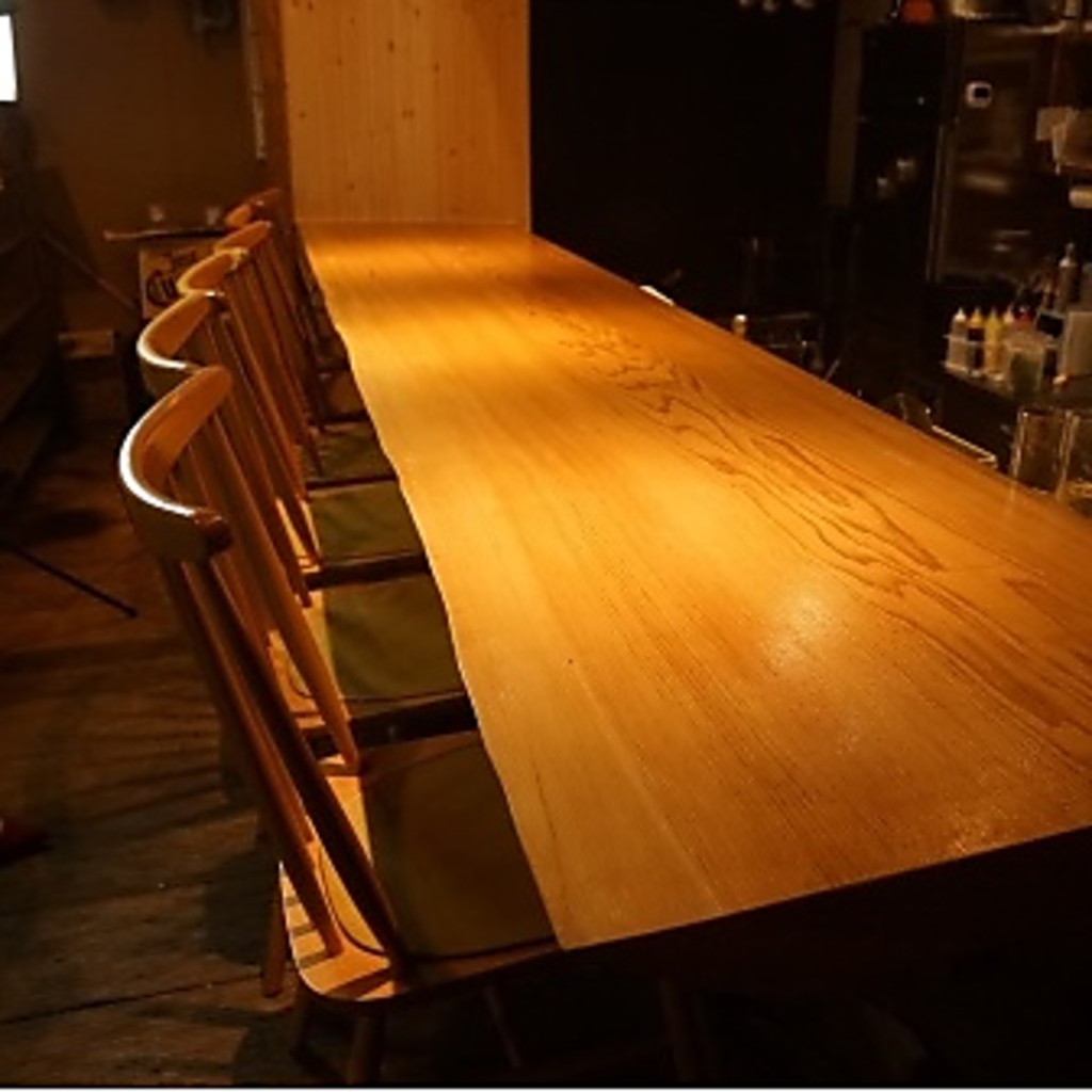 こだわりの一枚板を使用したカウンターは落ち着いた雰囲気◎