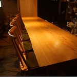 こだわりの一枚板を使用したカウンターは落ち着いた雰囲気◎