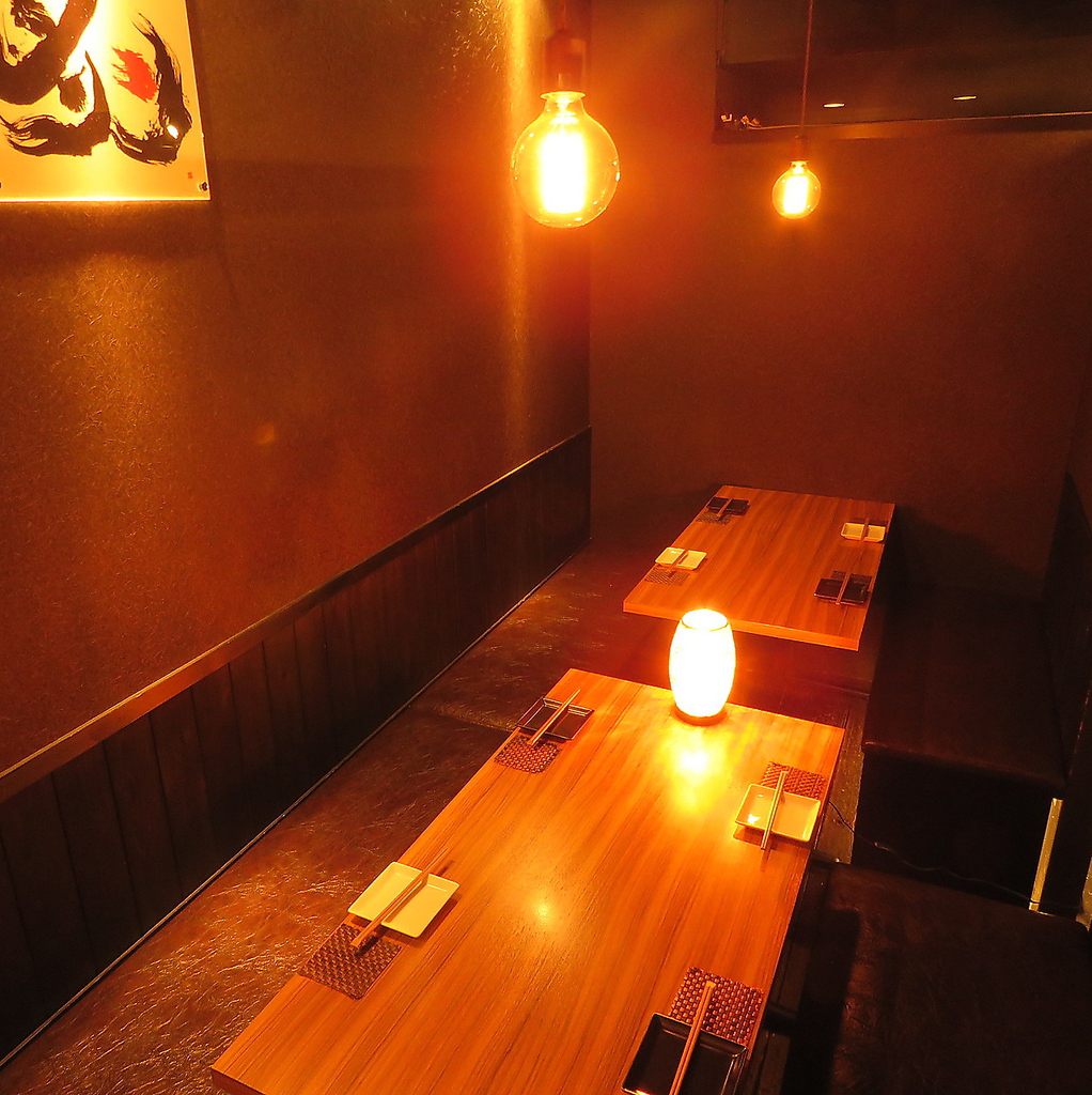 個室にも変更可能なテーブル席。最大18名様までOK！