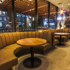 ゆったりくつろげるソファ席は全3席♪カップルでの利用やちょっと一休みしたいときにも◎15時から営業かつお得なハッピーアワーもご利用いただけます♪