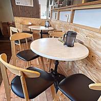 お一人様も団体様もゆったりお過ごしいただけるお席です