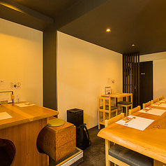 10名様から最大14名様までご利用可能な店内貸し切りを承っております◎プライベートな空間で、当店自慢の日本酒と料理を堪能する宴会が叶います。詳細はお気軽にお問い合わせください。