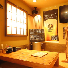 店内のお席は、ご家族やご友人とのお食事のご利用におすすめの座敷席がございます。話しやすい和やかな雰囲気のため、周りを気にせずゆったりとお食事をお楽しみいただけます。大将こだわりの美味しい鶏肉焼きや牛スジこんにゃくなどの料理とともに、熊本が誇る地酒などのお酒を飲みながら楽しいひとときをお過ごしください