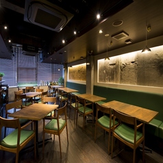 4名様テーブル席を5卓ご用意しております 。友人やご家族とのお食事、少人数の宴会に最適です 。ゆったりとした空間で、絶品の洋食を囲み、リラックスしながら会話を楽しむひとときをお過ごしいただけます 。大切な方との特別な日や、普段使いにもぴったりな落ち着いた空間です 。