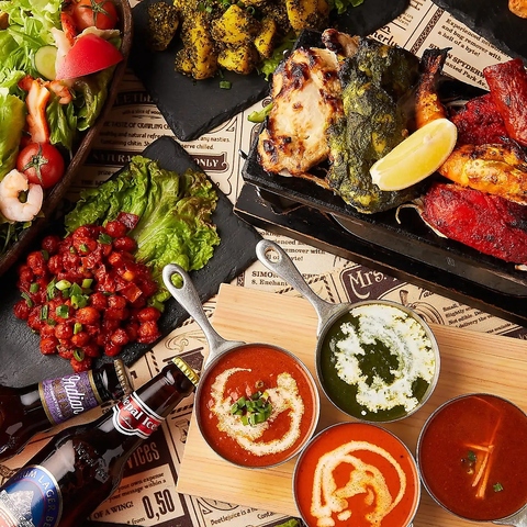 昼はカレー、夜は炭焼き肉とピザと創作。昼夜で魅力が変わる池袋東口のビストロ酒場◎