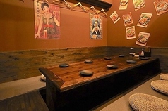 広々とした掘りごたつの個室は最大14名様まで可能。接待や大事なシーンでのご利用にもピッタリ！プライベート感を守りつつゆったり静かな環境で、心地良いお時間を過ごしていただけます。