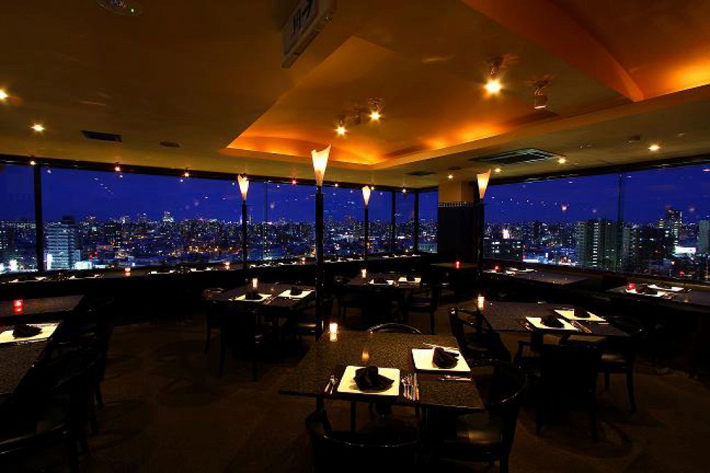 【夜景】三面ガラス張りの店内から270°のパノラマビュー。全席から夜景をご覧いただけます。